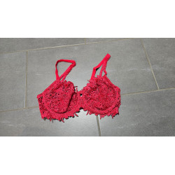 Roter BH mit Spitze