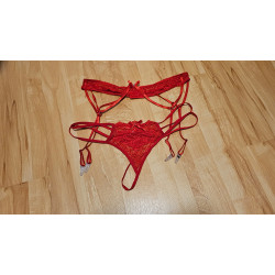 Roter String mit Strapsgürtel